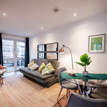 Air Host And Stay - Apartment 5 Broadhurst Court Sleeps 6 Minutes From Town Centre สต็อกพอร์ต ภายนอก รูปภาพ