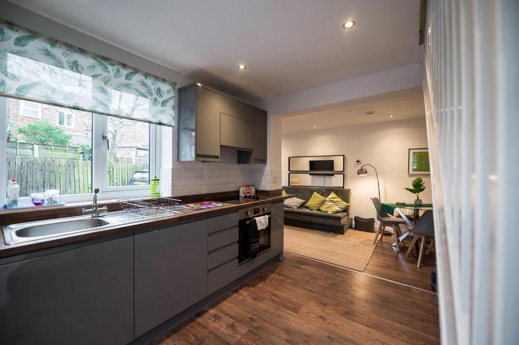 Air Host And Stay - Apartment 5 Broadhurst Court Sleeps 6 Minutes From Town Centre สต็อกพอร์ต ภายนอก รูปภาพ
