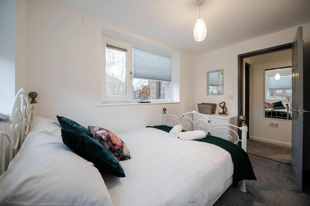 Air Host And Stay - Apartment 5 Broadhurst Court Sleeps 6 Minutes From Town Centre สต็อกพอร์ต ภายนอก รูปภาพ