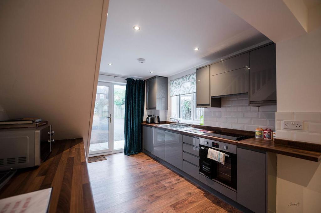Air Host And Stay - Apartment 5 Broadhurst Court Sleeps 6 Minutes From Town Centre สต็อกพอร์ต ภายนอก รูปภาพ