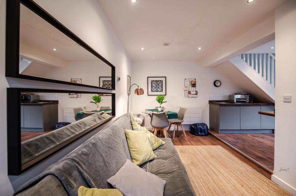 Air Host And Stay - Apartment 5 Broadhurst Court Sleeps 6 Minutes From Town Centre สต็อกพอร์ต ภายนอก รูปภาพ