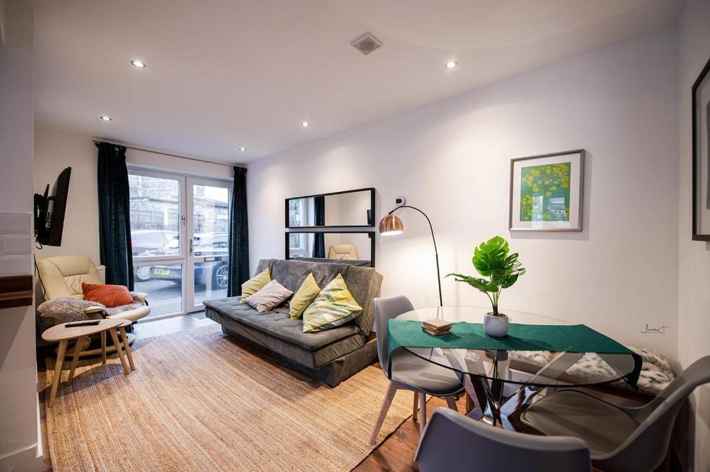 Air Host And Stay - Apartment 5 Broadhurst Court Sleeps 6 Minutes From Town Centre สต็อกพอร์ต ภายนอก รูปภาพ