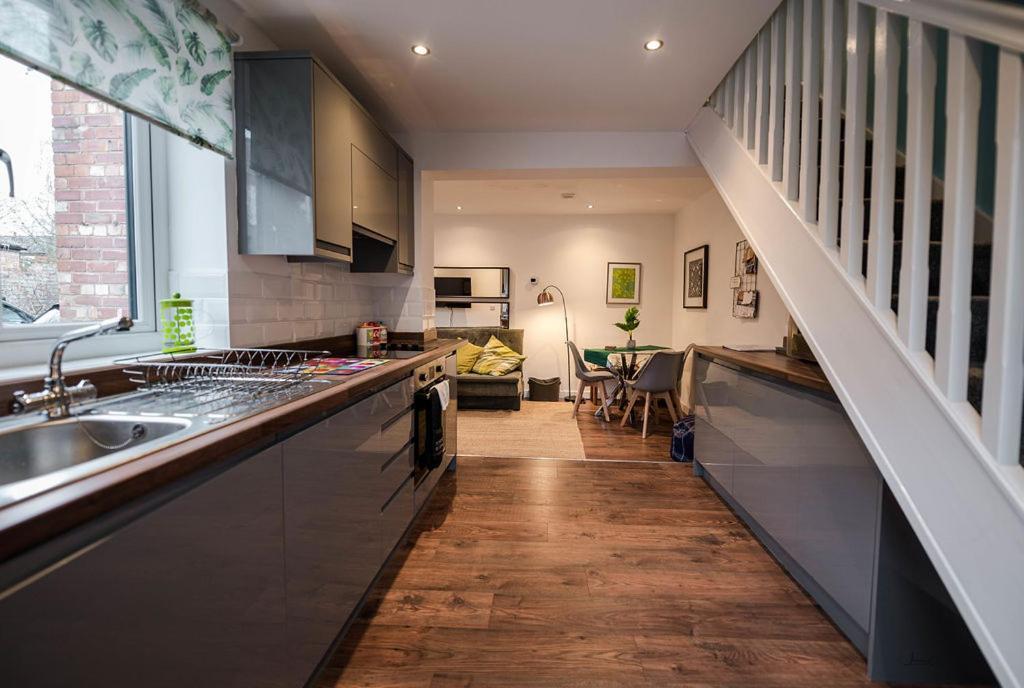 Air Host And Stay - Apartment 5 Broadhurst Court Sleeps 6 Minutes From Town Centre สต็อกพอร์ต ภายนอก รูปภาพ