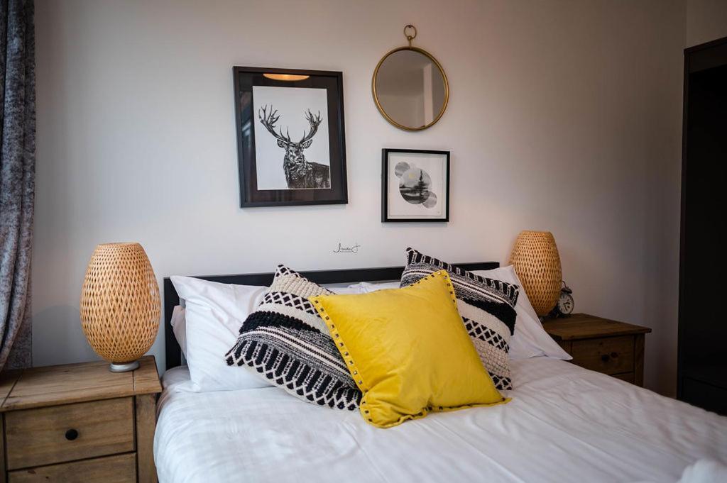 Air Host And Stay - Apartment 5 Broadhurst Court Sleeps 6 Minutes From Town Centre สต็อกพอร์ต ภายนอก รูปภาพ