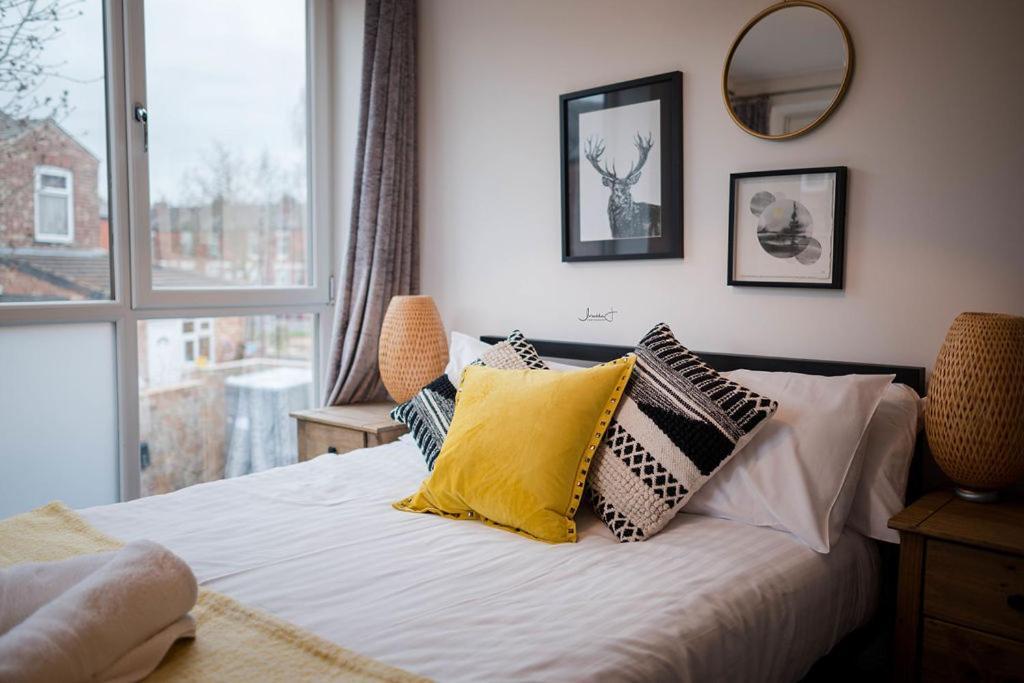 Air Host And Stay - Apartment 5 Broadhurst Court Sleeps 6 Minutes From Town Centre สต็อกพอร์ต ภายนอก รูปภาพ