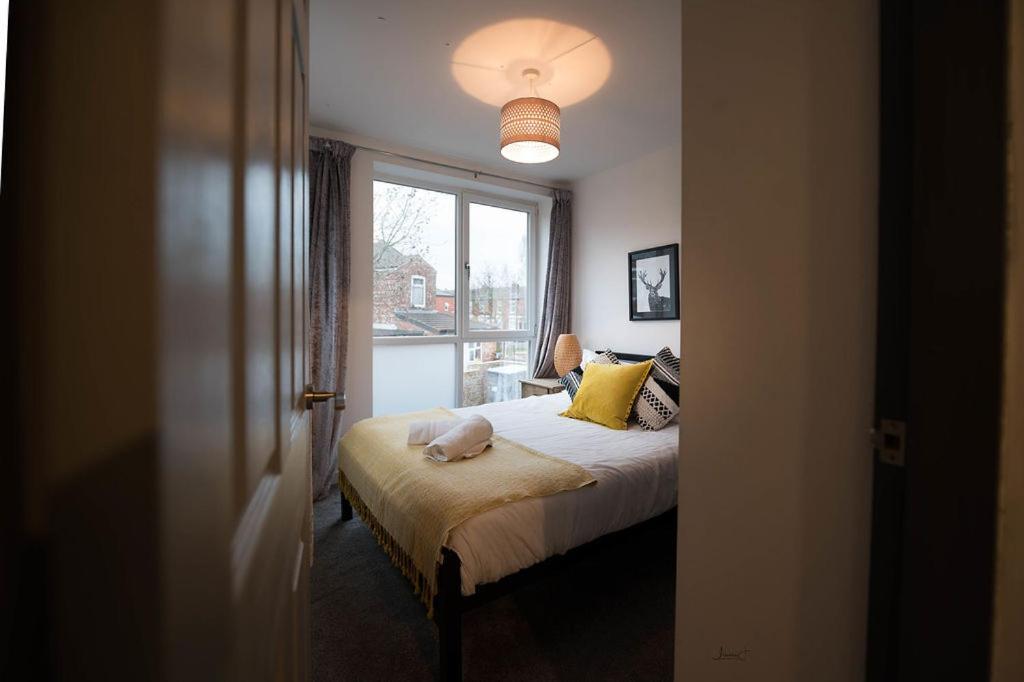 Air Host And Stay - Apartment 5 Broadhurst Court Sleeps 6 Minutes From Town Centre สต็อกพอร์ต ภายนอก รูปภาพ