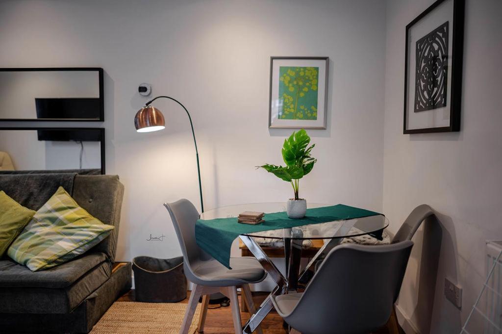 Air Host And Stay - Apartment 5 Broadhurst Court Sleeps 6 Minutes From Town Centre สต็อกพอร์ต ภายนอก รูปภาพ