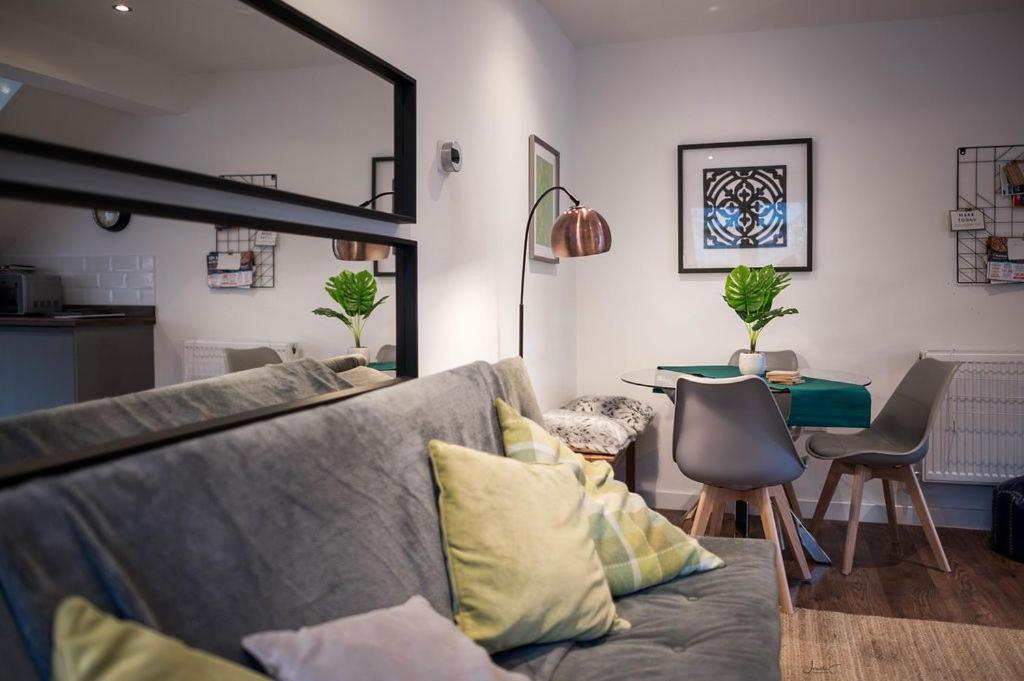 Air Host And Stay - Apartment 5 Broadhurst Court Sleeps 6 Minutes From Town Centre สต็อกพอร์ต ภายนอก รูปภาพ
